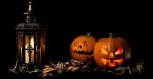 Scopri le origini e le tradizioni di Halloween, la festa più iconica degli Stati Uniti: un viaggio tra antiche leggende celtiche e colorate celebrazioni americane.