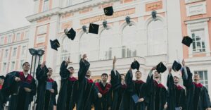 Il Doppio Diploma è un programma internazionale che permette agli studenti delle scuole superiori di conseguire due diplomi contemporaneamente: il diploma italiano e il diploma americano. Scopri come!