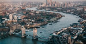 A incidere sul prezzo sono la zona (Londra o altre città), il tipo di sistemazione, il numero di escursioni incluse e la durata. In questa guida trovi una panoramica semplice, sincera e completa basata sui programmi inter-studioviaggi 2026.