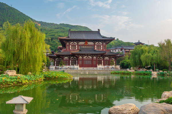 Palazzo Huaqing e Saga International Mall