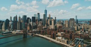 Quanto costa una vacanza studio a New York? Tutto dipende dal tipo di viaggio che si vuole vivere. Scopri i programmi e i costi prendendo i programmi di inter-studioviaggi