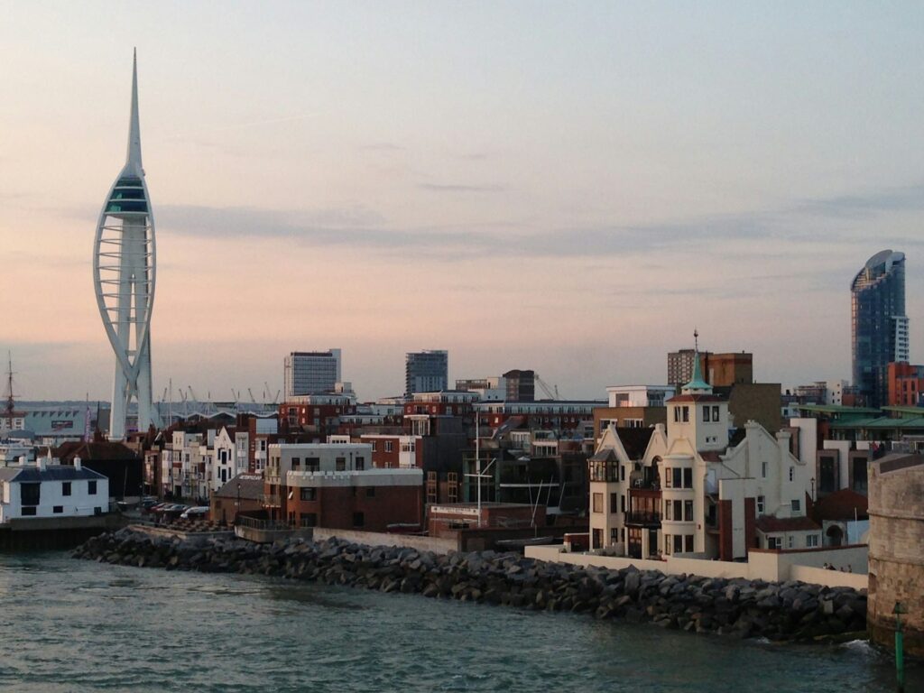 Esistono destinazioni meno “scontate” che riescono a offrire esperienze altrettanto complete, se non ancora più autentiche. Vediamone due: Portsmouth ed Edimburgo