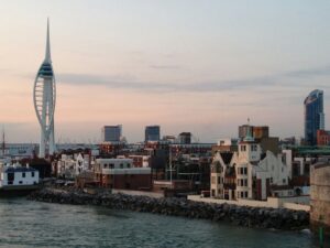 Esistono destinazioni meno “scontate” che riescono a offrire esperienze altrettanto complete, se non ancora più autentiche. Vediamone due: Portsmouth ed Edimburgo