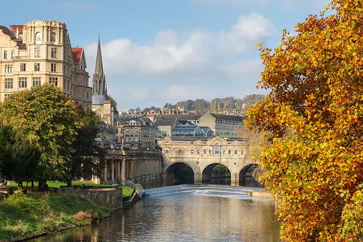 Vivi il tuo soggiorno linguistico di 4 o più settimane a Bath, Edimburgo e Manchester, per te uno sconto di 125€
