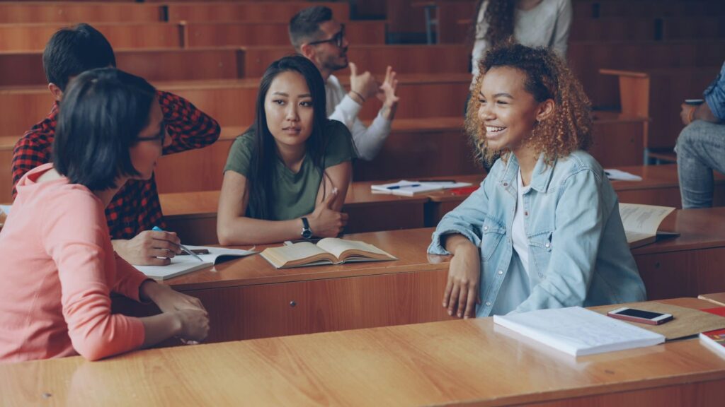 Dove si comincia? In quale anno delle superiori si può partire? Quanto dura un’esperienza da exchange student? E cosa succede con la scuola italiana? In questa guida trovi tutte le informazioni che ti servono per capire come funziona l'esperienza dell'anno all'estero!